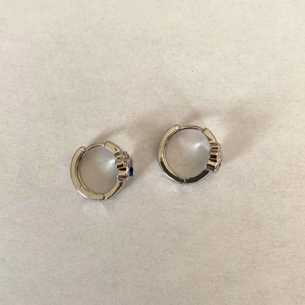 COPY - A pair of paw 🐾 print earrings in a silver tone - Picture 3 of 4